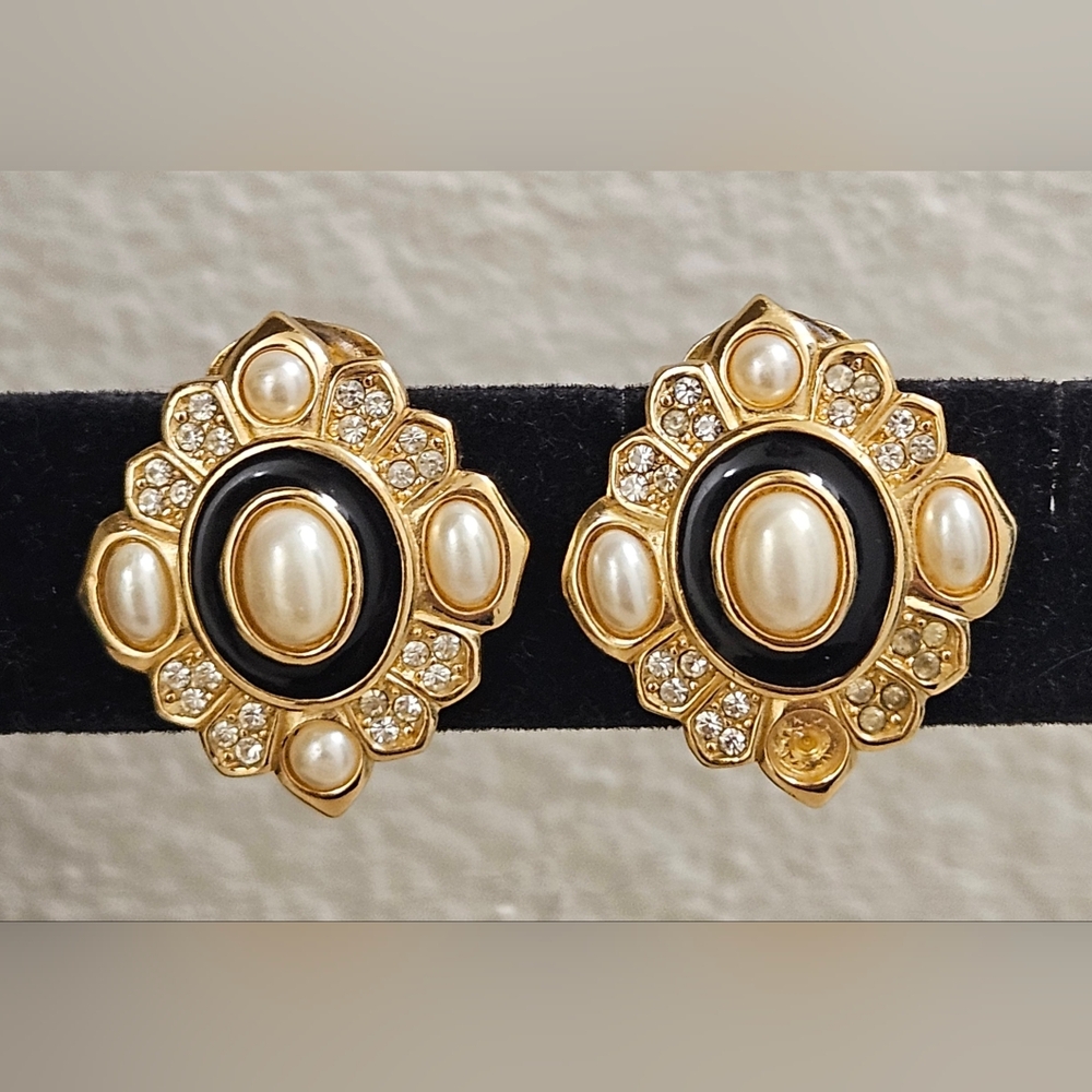 Christian Dior Vintage Oval Faux Pearl Rhinestone Gold Tone Clip On Earrings - Picture 2 of 9